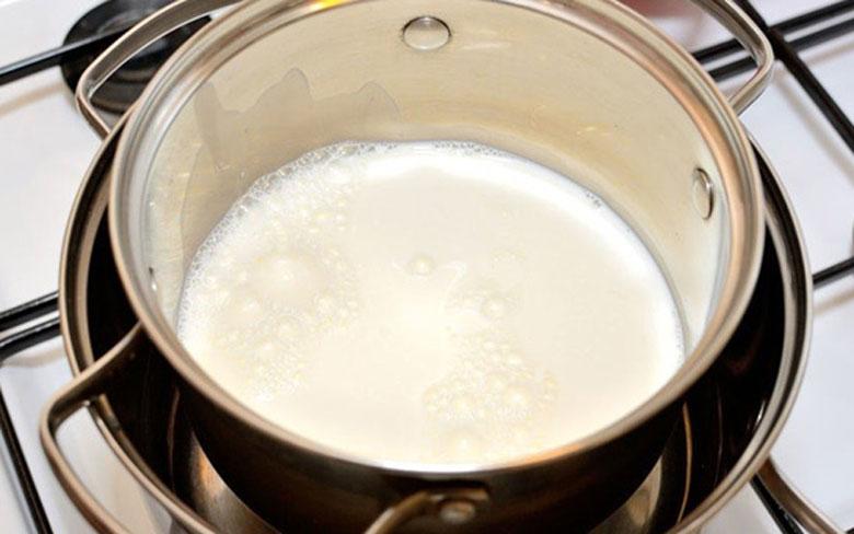 cách làm yaourt: Làm hỗn hợp sữa