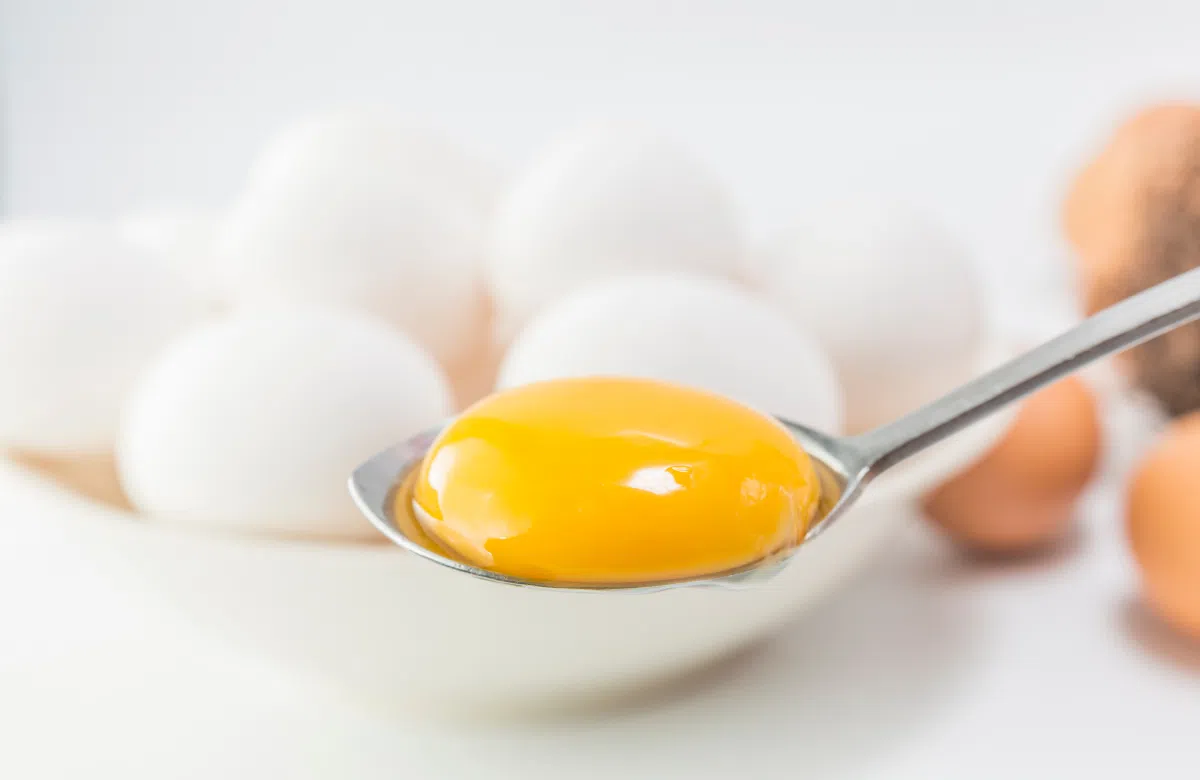 Tránh ăn trứng gà sống và ăn nhiều trong một ngày