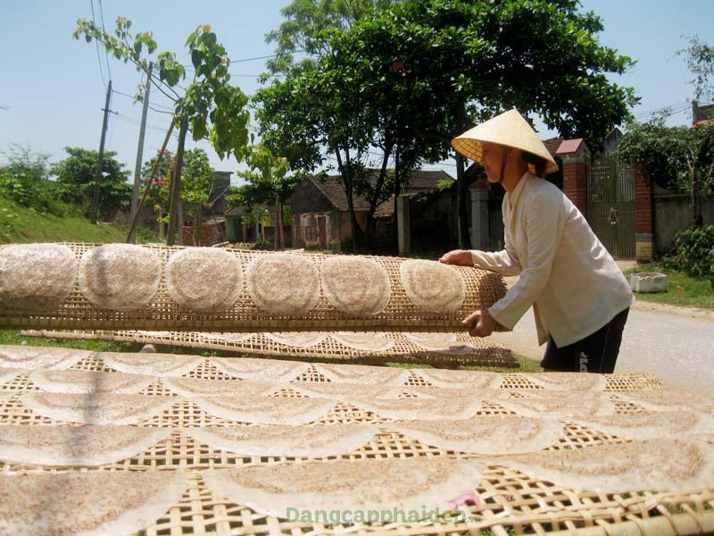 Bánh đa được làm từ bột gạo tráng mỏng rồi đem phơi nắng.