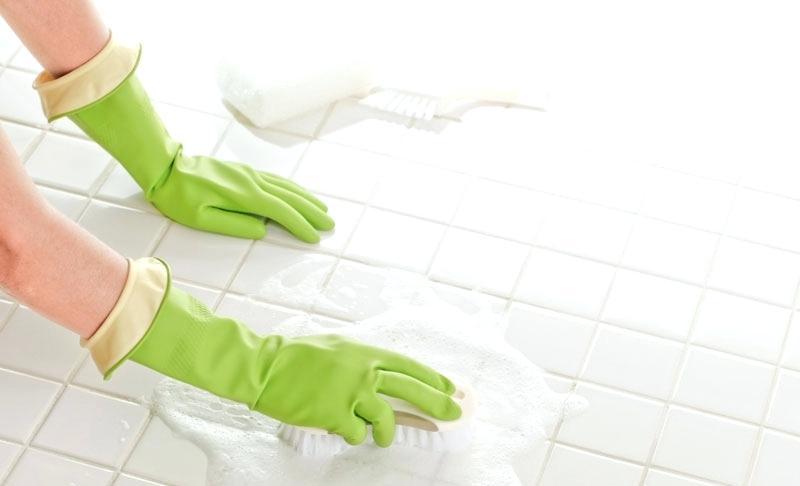 Gạch nhà tắm thường xuyên mốc bẩn, ố vàng: Chỉ bạn 5 mẹo rẻ tiền giúp gạch nhà tắm sạch bóng