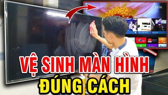 Lưu ý, không nên sử dụng khăn ướt để lau màn hình tivi. Nước từ khăn có thể len vào các kẽ hở và làm chập các bảng mạch bên trong. 