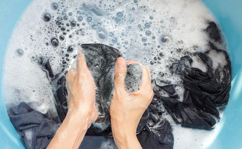 Hóa chất trong xà phòng giặt có thể là một trong những nguyên nhân làm nổi mụn nước ở tay